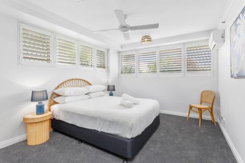 Llit o llits en una habitació de Beachfront 2-Bed with Pool, BBQ & Tennis Court