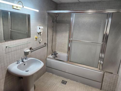 a bathroom with a shower and a sink and a tub at جناح خاص مطل على الحرم النبوي الشريف in Medina