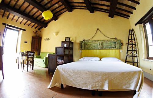 - une chambre avec un grand lit dans l'établissement Agriturismo Residenza Paradiso, à Trevi