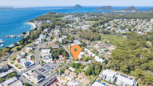 una vista aérea de una ciudad con un círculo naranja en ella en Sunset Towers, 1-25 Donald St- in the heart of town with Wi-Fi and Air Con, en Nelson Bay
