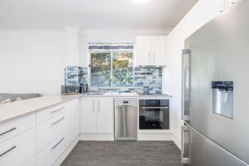 Una cocina o zona de cocina en Sunset Towers, 1-25 Donald St- in the heart of town with Wi-Fi and Air Con