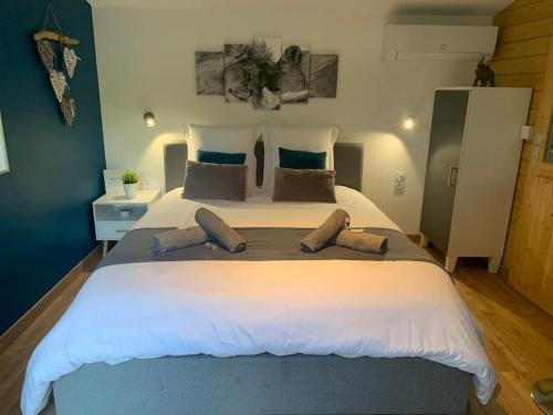 Ein Bett oder Betten in einem Zimmer der Unterkunft Studio Le Magdalena, piscine, jardin, wifi, clim