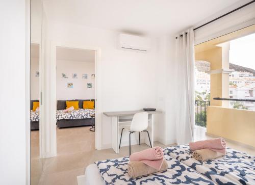 - une chambre avec un lit et un bureau dans l'établissement Luxury Family Home Heated Pool by LoveTenerife, à Los Cristianos
