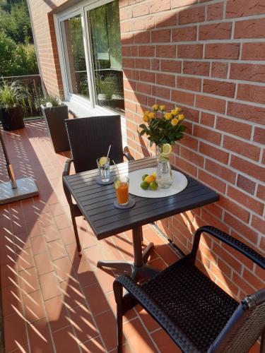 een zwarte tafel en stoelen op een patio bij Ferienhaus Aanthuus in Brilon