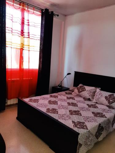 a bedroom with a bed with a quilt on it at Bel appartement avec vue sur la baie d'Alger in Husseïn Dey