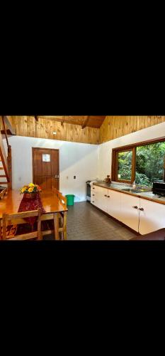 cocina con mesa de madera y comedor en Casa a 4 cuadras del centro de Pucon, en Pucón