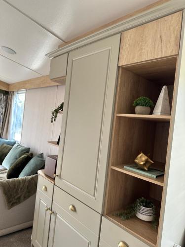 une grande armoire dans une chambre avec un canapé dans l'établissement Luxury Lakeside Lodge, Hot Tub & Private Fishing, à Tattershall