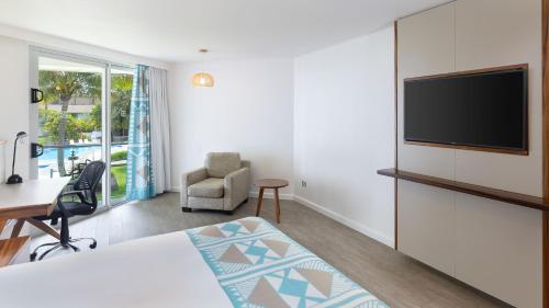 Μια τηλεόραση ή/και κέντρο ψυχαγωγίας στο Holiday Inn Suva by IHG