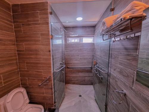 een badkamer met een douche en een toilet bij Finca la concordia: Hotel frutos del bosque in Zacatlán