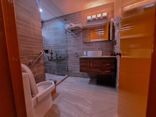 een badkamer met een toilet en een wastafel bij Finca la concordia: Hotel frutos del bosque in Zacatlán