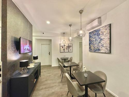 Телевизор и/или развлекательный центр в Bed & Breakfast Donji Grad