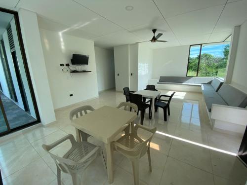 a living room with tables and chairs and a couch at Casa Campestre para Descansar Girardot in Flandes