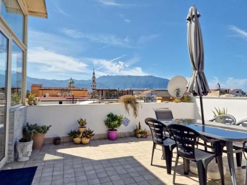 eine Terrasse mit Tisch und Stühlen auf einem Balkon in der Unterkunft Nolana '86 in Pompei
