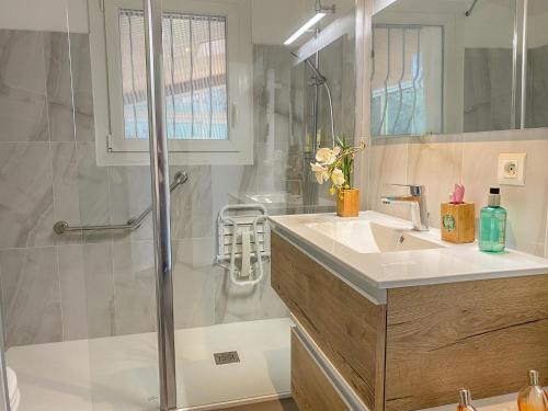 ein Bad mit einer Dusche und einem Waschbecken in der Unterkunft Villa des Arts in Draguignan
