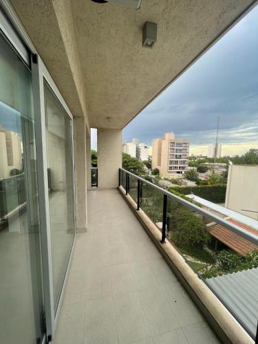 einen Balkon eines Gebäudes mit Stadtblick in der Unterkunft Alquiler Temporario 3 Ambientes in Lincoln