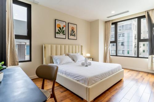 Un dormitorio con una cama y dos ventanas. en DeLux Best Central D1,3Bedrooms,2 Bath,Pool,Gym, en Ho Chi Minh