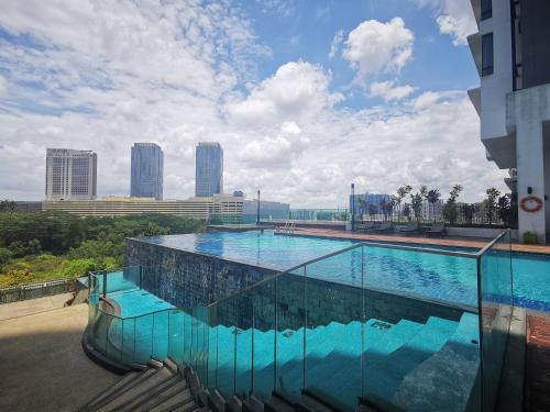 Piscina a 2BR WIFI, Mid Valley, Mosaic Southkey, 5-6 pax, 7 mins to CIQ o a prop