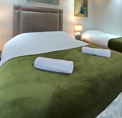 2 białe poduszki na łóżku w sypialni w obiekcie London Central Budget Rooms w Londynie