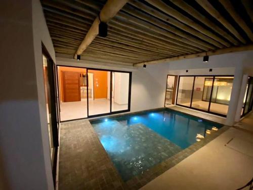 サン・ミゲル・ド・ゴストーゾにあるCasa Madáの窓のある部屋にある大きなプール
