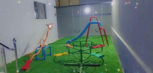 una sala giochi con parco giochi con scivolo di سما المزرعة ad Amman