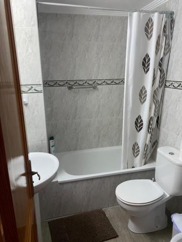マスパロマスにあるEpicentro Maspalomasのバスルーム(トイレ、洗面台、シャワーカーテン付)