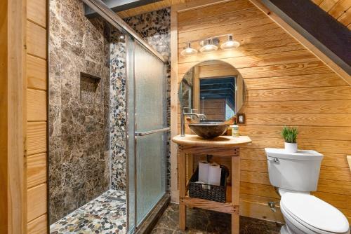 een badkamer met een douche, een toilet en een wastafel bij The Stafford Manor in Stafford