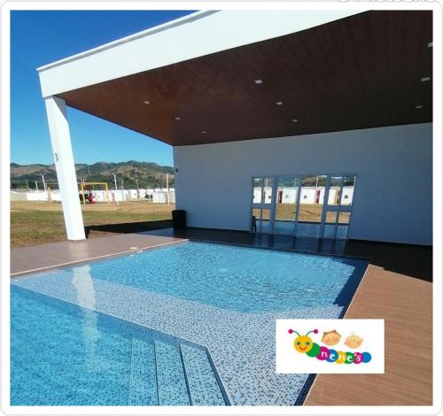 聖塔安娜的住宿－Nenes Relax Home，游泳池中间有一个标志