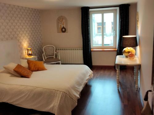 um quarto com uma cama branca e uma janela em Gîte Harbouey, 4 pièces, 6 personnes - FR-1-584-36 