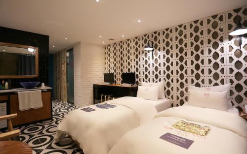 เตียงในห้องที่ Hotel Yaja Jongno