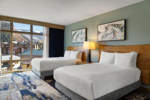 um quarto de hotel com duas camas e uma janela em Club Wyndham Resort at Avon em Avon