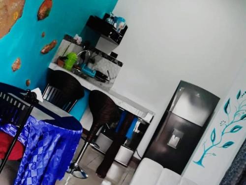 een kamer met een keuken met een tafel en stoelen bij Galarous island in Puerto Ayora