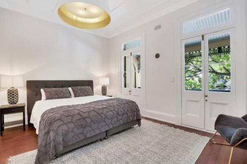 a white bedroom with a bed and a gold ceiling at Chic Large 4 Bedroom Barangaroo The Rocks Sydney in Sydney