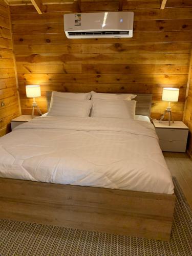 Ein Bett oder Betten in einem Zimmer der Unterkunft شاليه أرياف Chalet Aryaf Yanbu