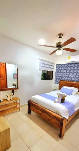 a bedroom with a bed and a ceiling fan at Luna Nueva Casa de Huéspedes in Ríohacha
