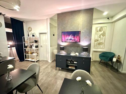 ein Wohnzimmer mit einem TV an der Wand in der Unterkunft Bed & Breakfast Donji Grad in Zagreb