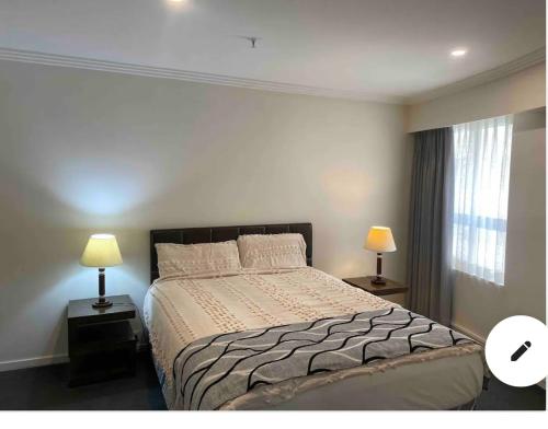 - une chambre avec un grand lit et deux lampes dans l'établissement Excellent location,budget stay Darling Harbour, à Sydney