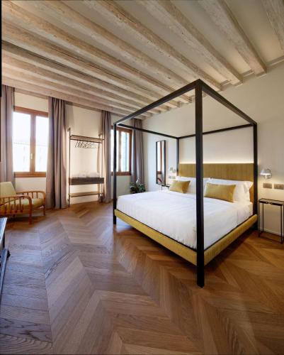 a bedroom with a canopy bed in a room at Palazzina RIVA in Venice