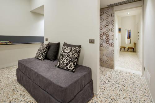 a living room with a couch in a room at Palazzina RIVA in Venice