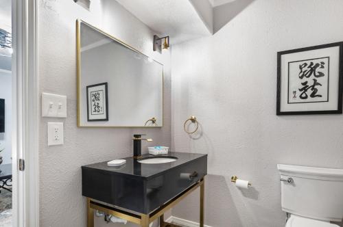 La salle de bains est pourvue d'un lavabo noir et d'un miroir. dans l'établissement Salt Block - Asian Zen Suite 2, à Bandera