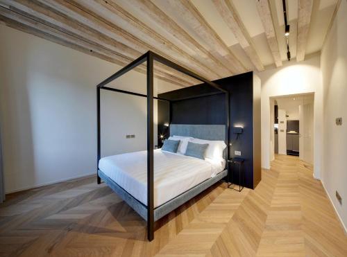 a bedroom with a canopy bed in a room at Palazzina RIVA in Venice