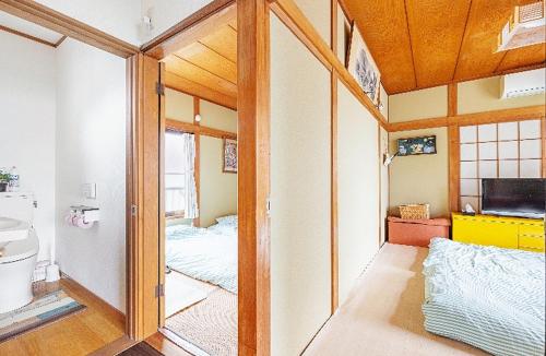 千葉市にあるTakeuchi Goyaのバスルーム(ベッド1台、シンク付)が備わる客室です。