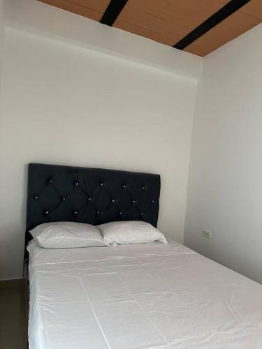 Un pat sau paturi într-o cameră la Apartamento de dos habitaciones