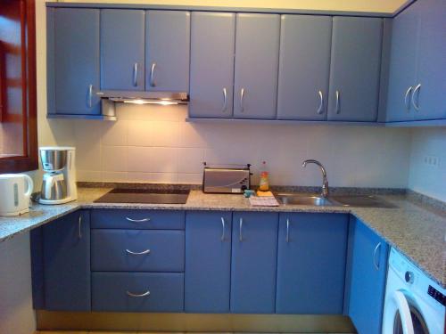 una cocina azul con fregadero y armarios azules en Casa Marilan, en Santa Cruz de la Palma