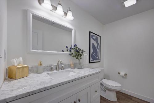Koupelna v ubytování Cozy Oasis Home IU 9min l Downtown 8min l 4beds l 2 1l2 bath