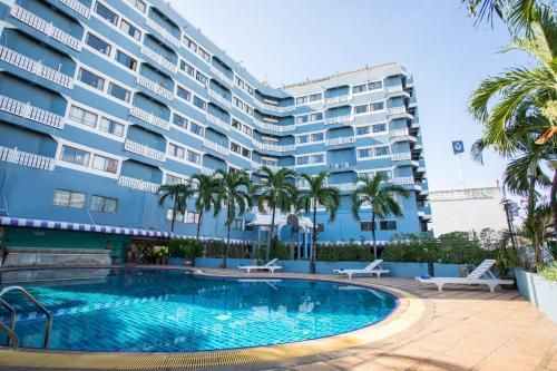 a swimming pool in front of a large building at Sawasdee Siam Hotel in Pattaya Central