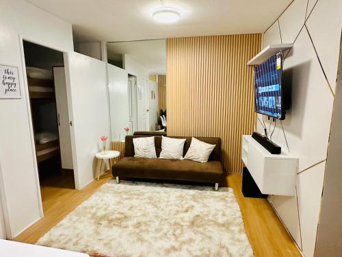 TV a/nebo společenská místnost v ubytování Raven's Nest Cozy Condo with Netflix Wi-fi in Imus