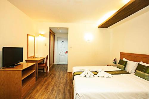 een hotelkamer met 2 bedden en een flatscreen-tv bij TM Land Hotel in Phra Nakhon Si Ayutthaya