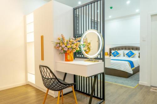 een slaapkamer met een spiegel, een stoel en een bed bij ROSA QUEEN HOTEL in Bien Hoa