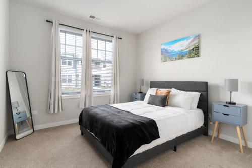 una camera con un letto e uno specchio di Corporate Housing by MGM a West Dundee