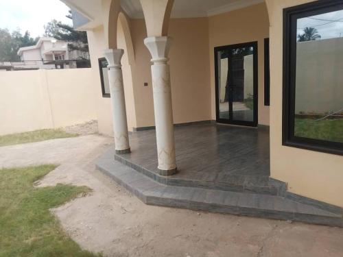 un portico con colonne sul lato di una casa di La Résidence Lia a Porto-Novo